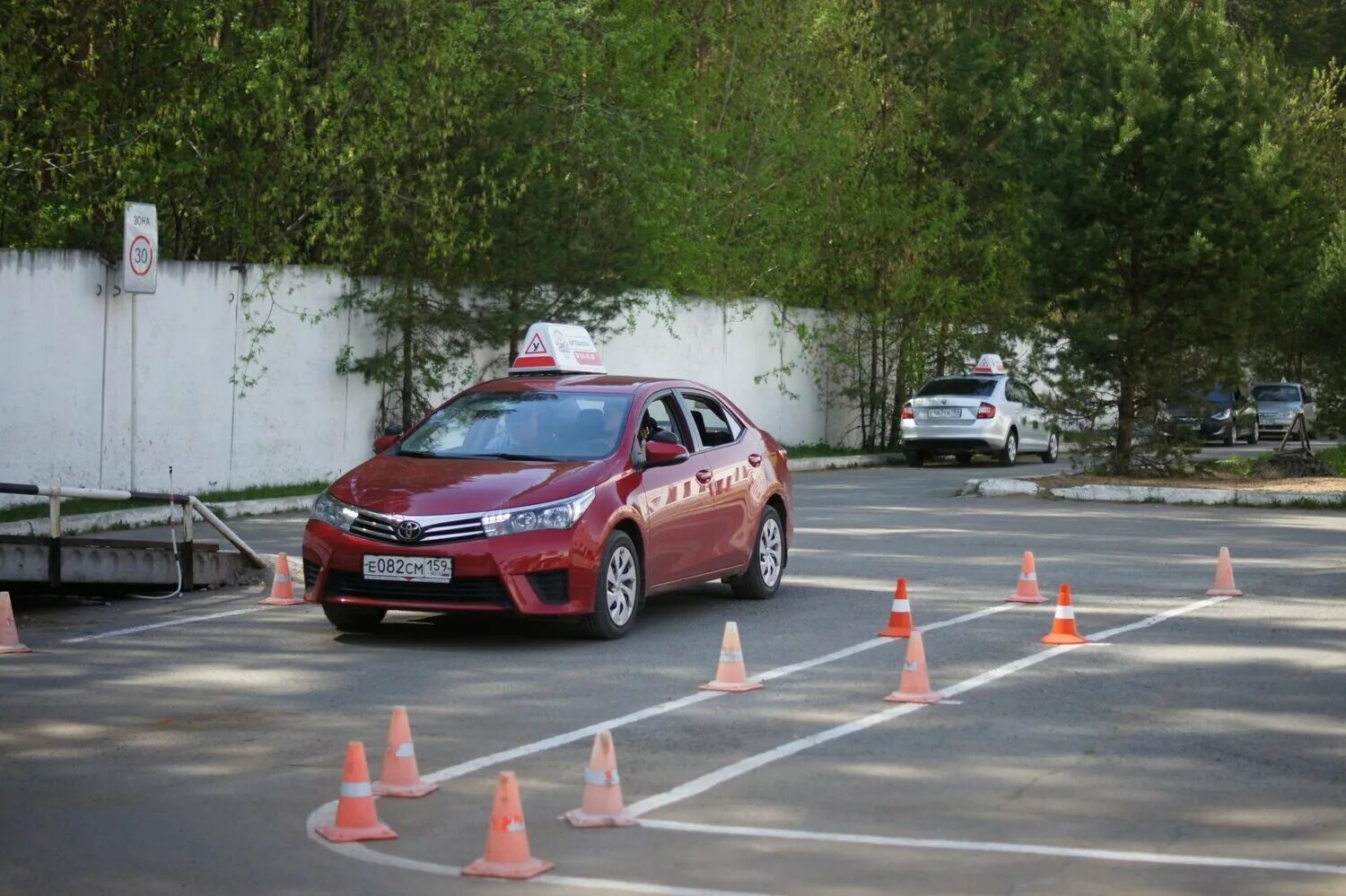 Экзамен гаи автомобиль. Автошкола Автомобилист Мытищи. Площадка Автомобилист Мытищи. Учебная машина. Автош.