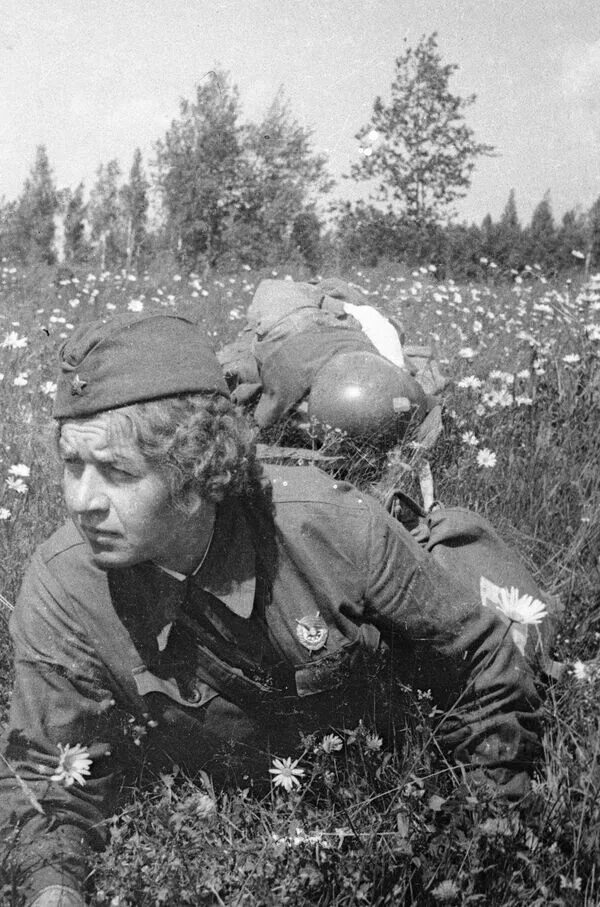 Выносит с поля боя раненого. Медсестра выносит раненого с поля боя 1941.