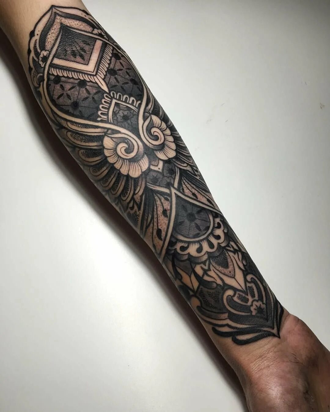 Тату узоры на предплечье женские. Дотворк полурукав. Тату орнамент на предплечье мужские. Узоры на предплечье. Тату кельтика предплечье.