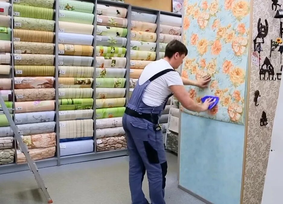 Как открыть обои. Девушка с рулоном. Девушка с рулоном обоев. Полки для ярлыков. Виниловые обои.