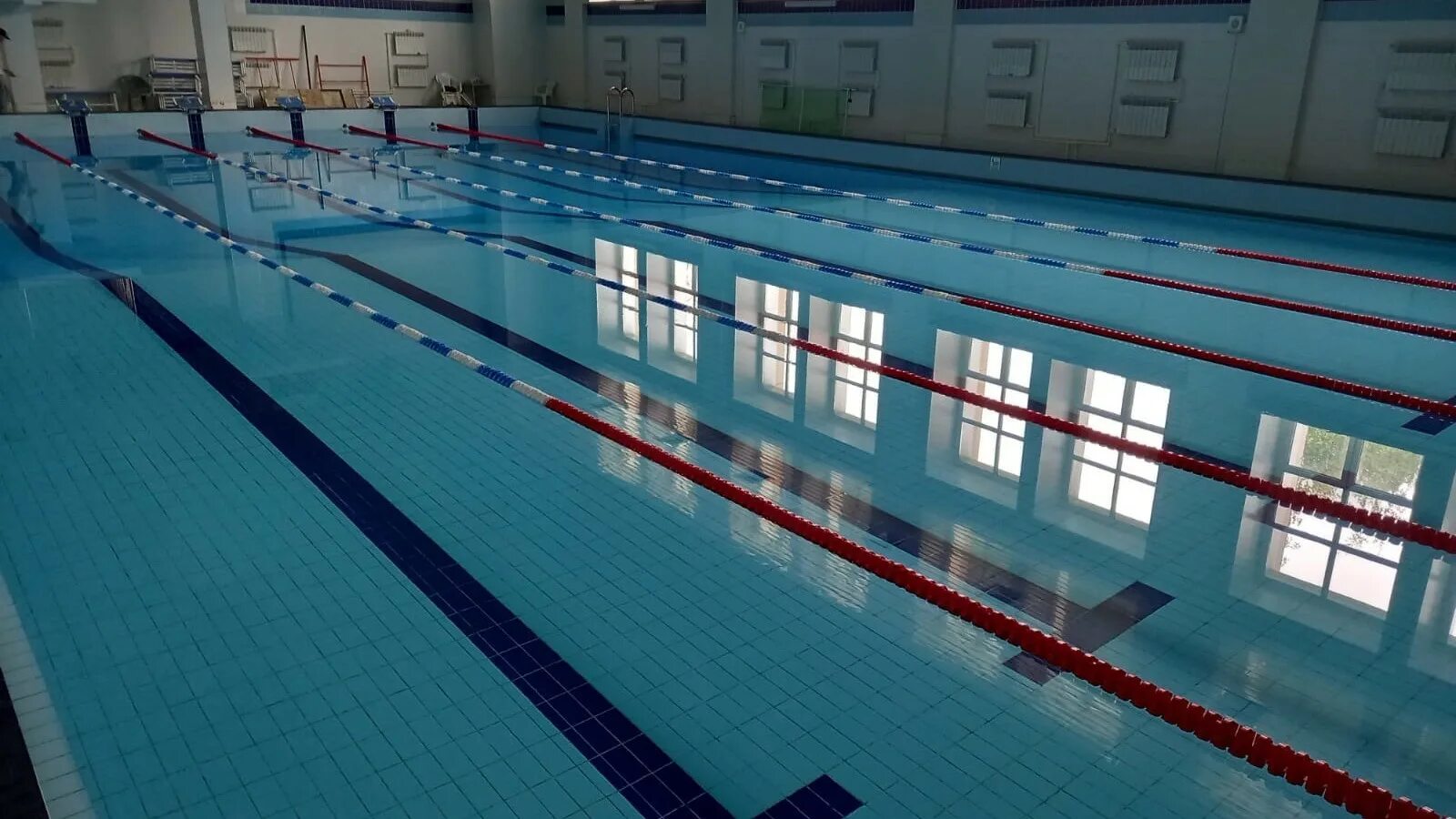 К бассейну проведены 2 трубы. Бассейн наполняется. Бригада бассейн. Бассейн тгпу томск. Задача с бассейном и двумя трубами.