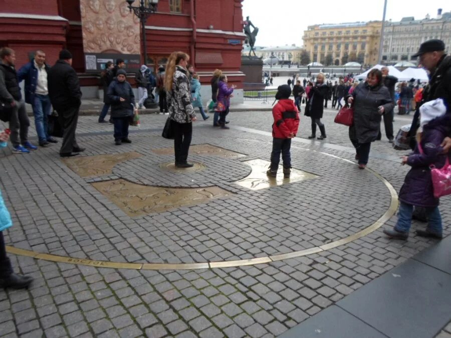 Нулевой Меридиан на красной площади. Нулевой километр в Москве на красной площади. Нулевой километр на Манежной площади. Нулевой км в Москве на красной площади. Нулевой километр на красной