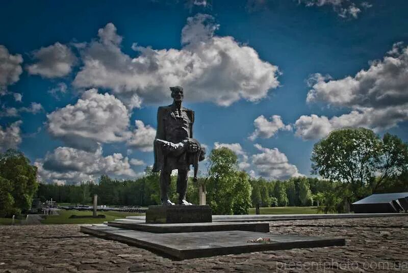 Хатынь беларусь. Мемориальный комплекс хатынь беларусь. «непокорённый человек». мемориальный комплекс хатынь, белоруссия. минск комплекс хатынь. хатынь памятник.
