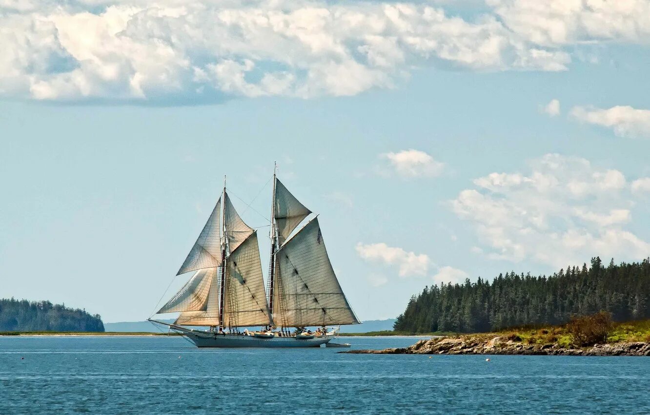 Парусник на берегу. Парусник на берегу. Пристань с кораблями. Корабль в море. Пейзаж с кораблем.