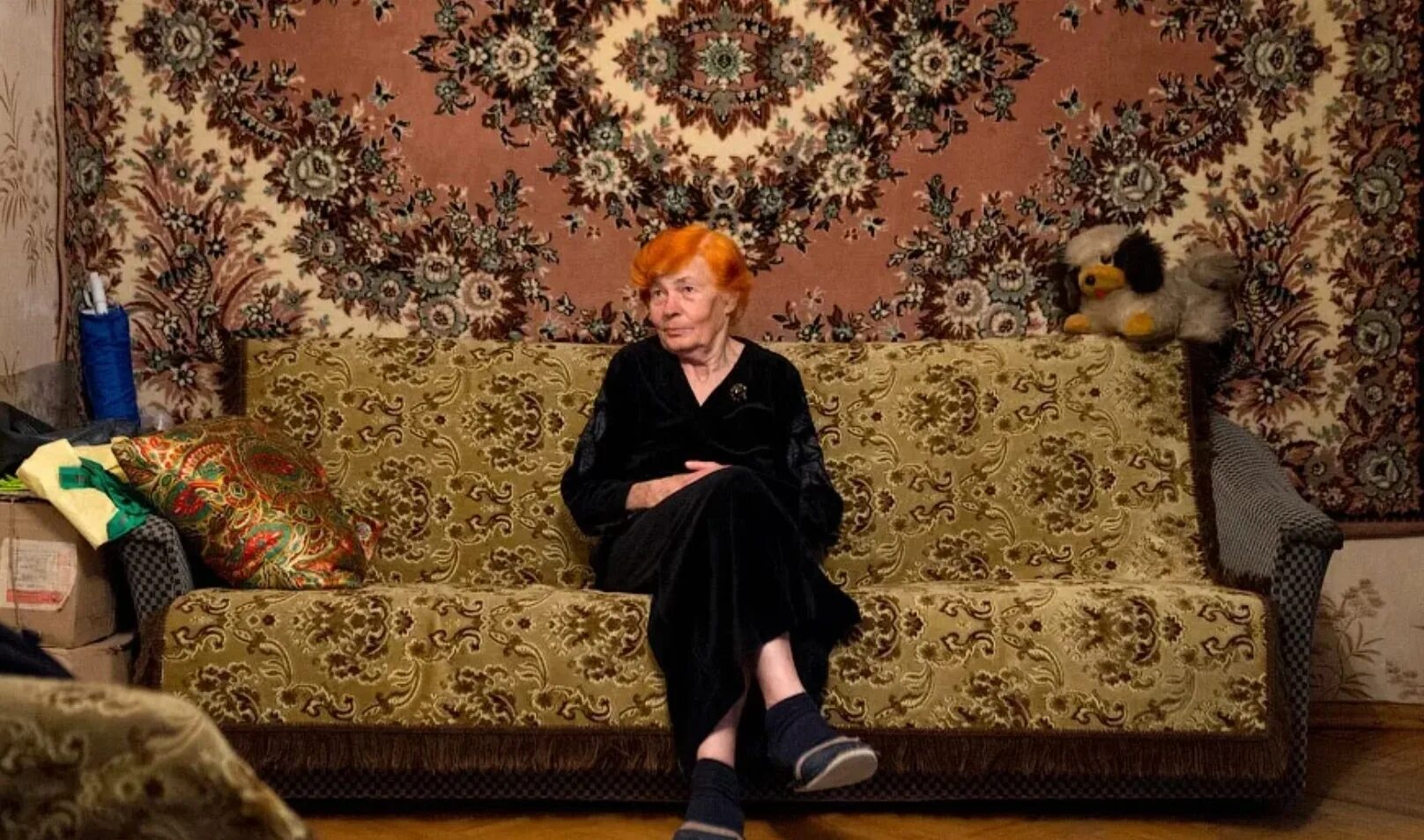 Русская мама сразу. Советский ковер на стене. Старая комната диван с ковром. Советский диван на фоне ковра. Пожилая женщина в квартире.