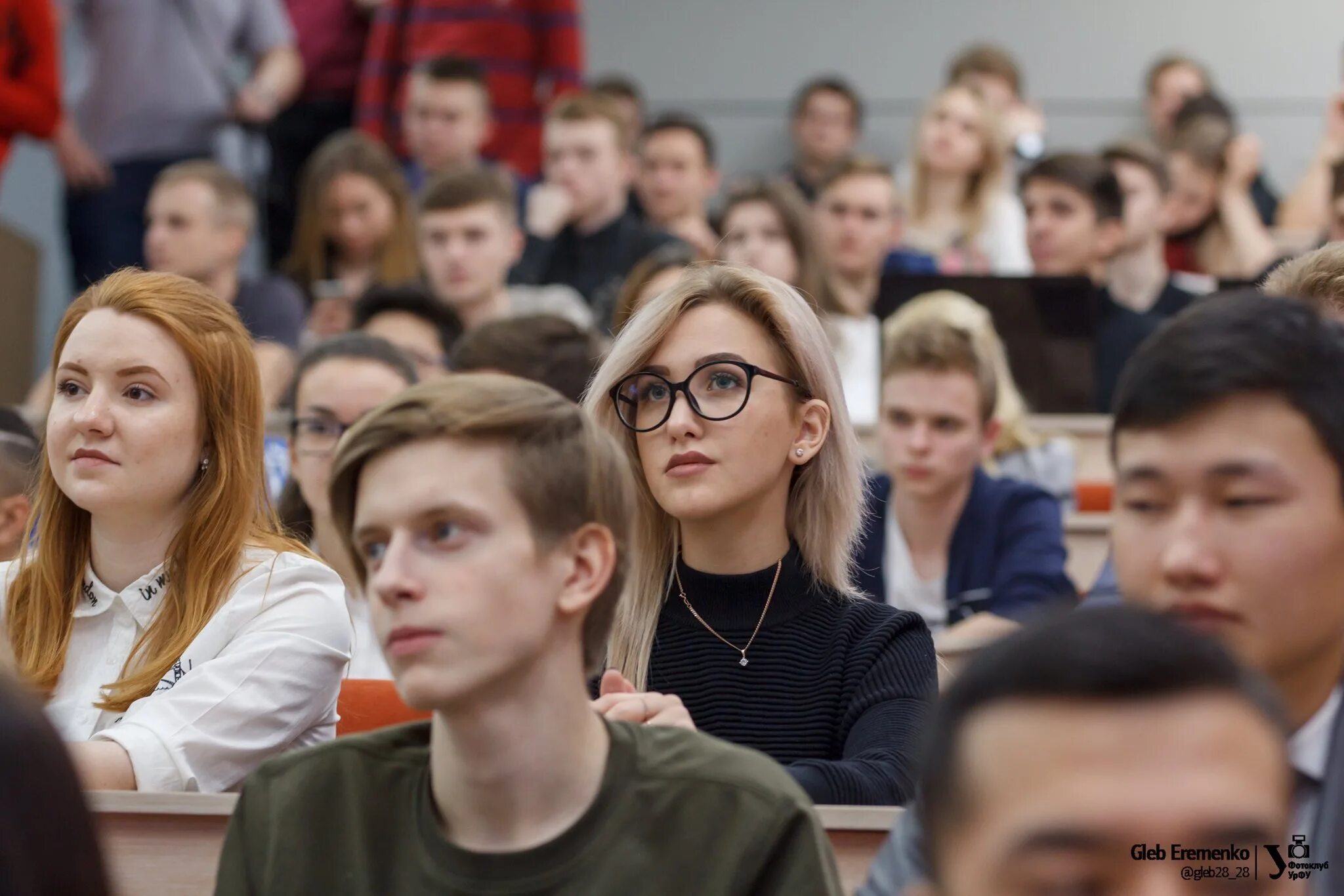 Уральский гуманитарный институт УРФУ. УРФУ ЕКБ студенты. Молодежная аудитория. Счастливые студенты УРФУ. Группа студентов из екатеринбурга