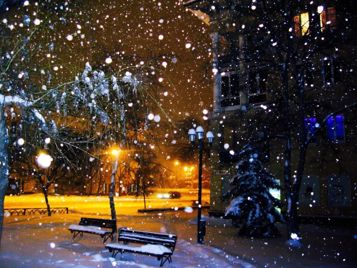 Красивый снегопад. Зима в городе. Падающий снег. Ночной зимний город.
