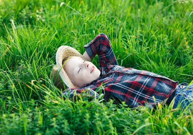 Мальчик на траве. Мальчик валяется на траве. Мальчик лежит на траве. Мальчик лежит.