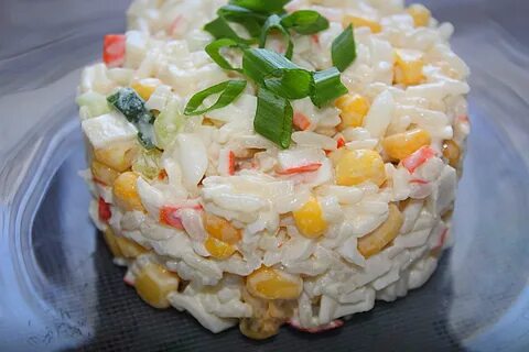 Салат простой с крабовыми палочками и рисом