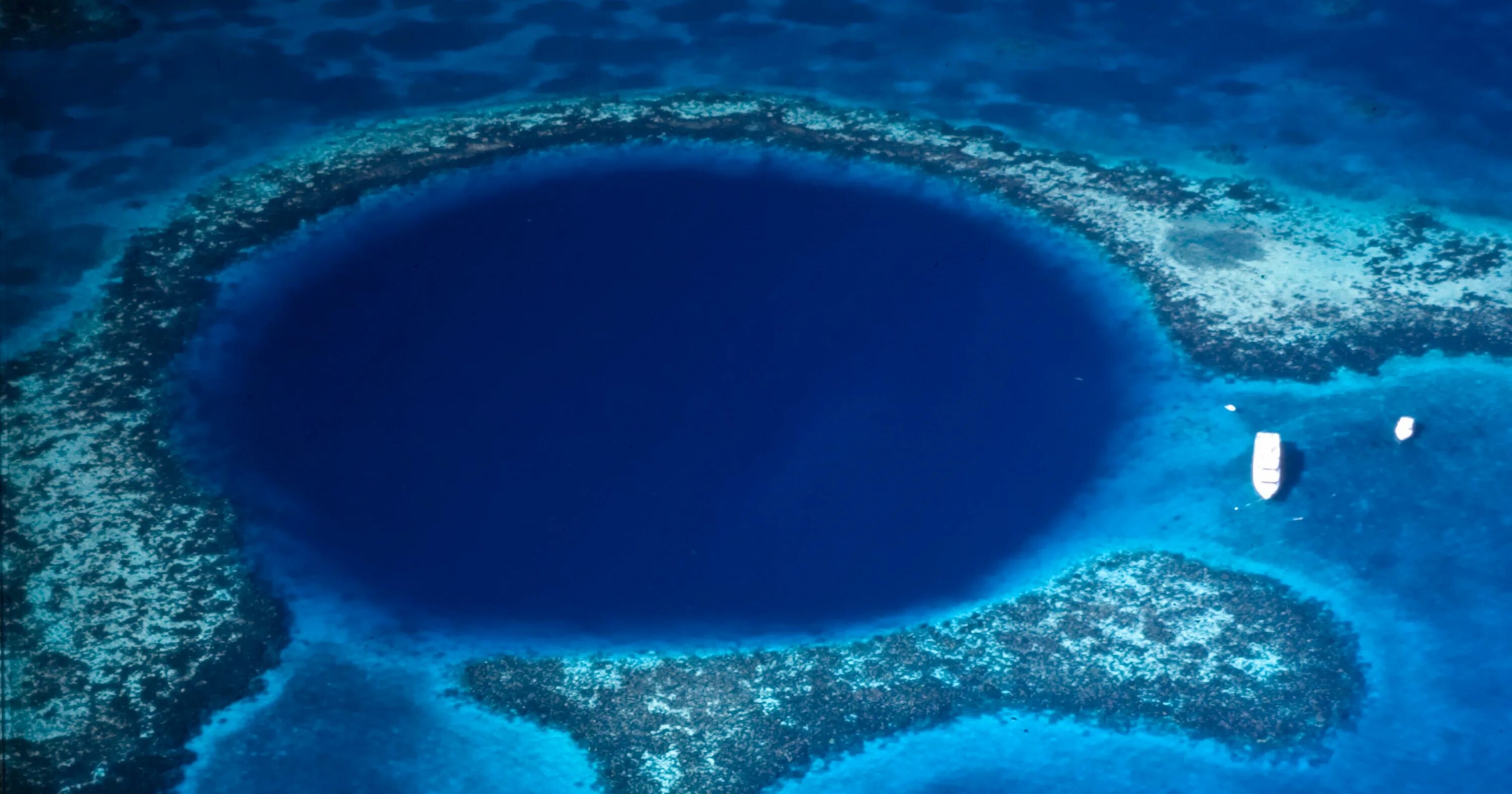 Впадина в тихом океане. Большая голубая дыра, Лайтхаус-риф. Большая голубая дыра Белиз. Марианский жёлоб. Самое глубокое место в мире в океане.