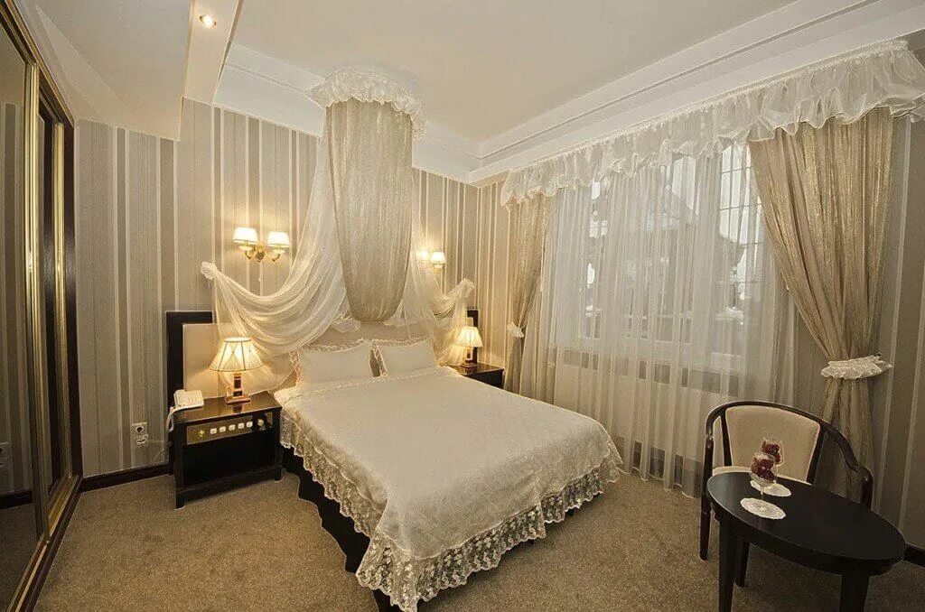 Свадебный номер для молодоженов. Ретро новокуйбышевск ресторан. Свадебный номер в гостинице. Украшение номера для новобрачных. Три звезды отель для новобрачных читать.