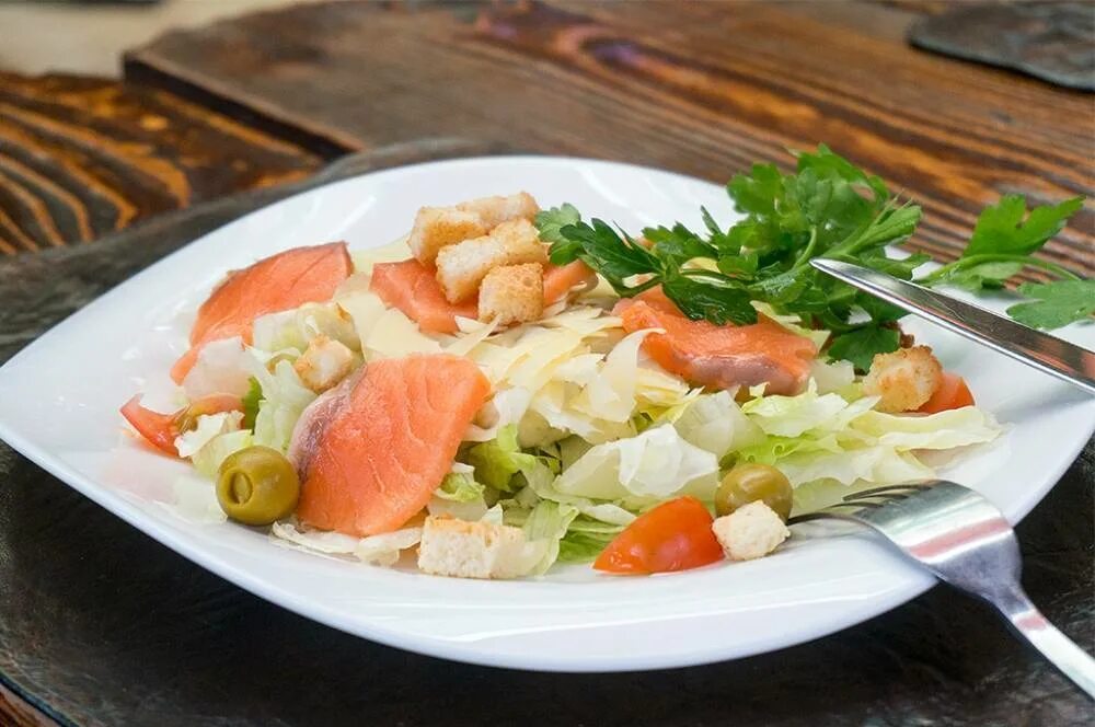 Салат из лососевой рыбы. Салат с форелью. Овощной салат с семгой. Салат рыбка. Саамы рыба.