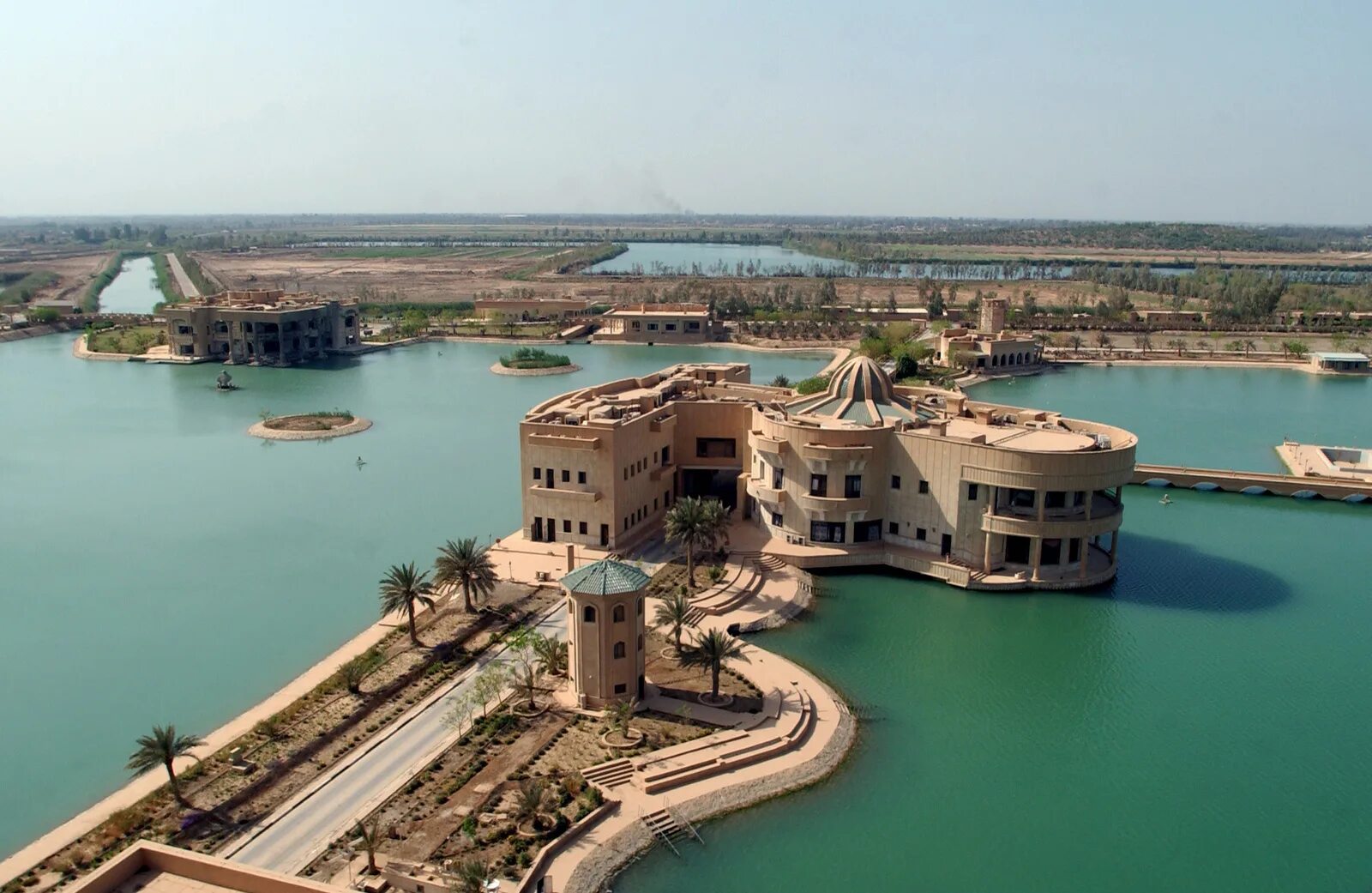 Город багдад страна. Дворец Мансура Багдад. Багдад столица Ирака. Басра достопримечательности. Город Кадисия Ирак.