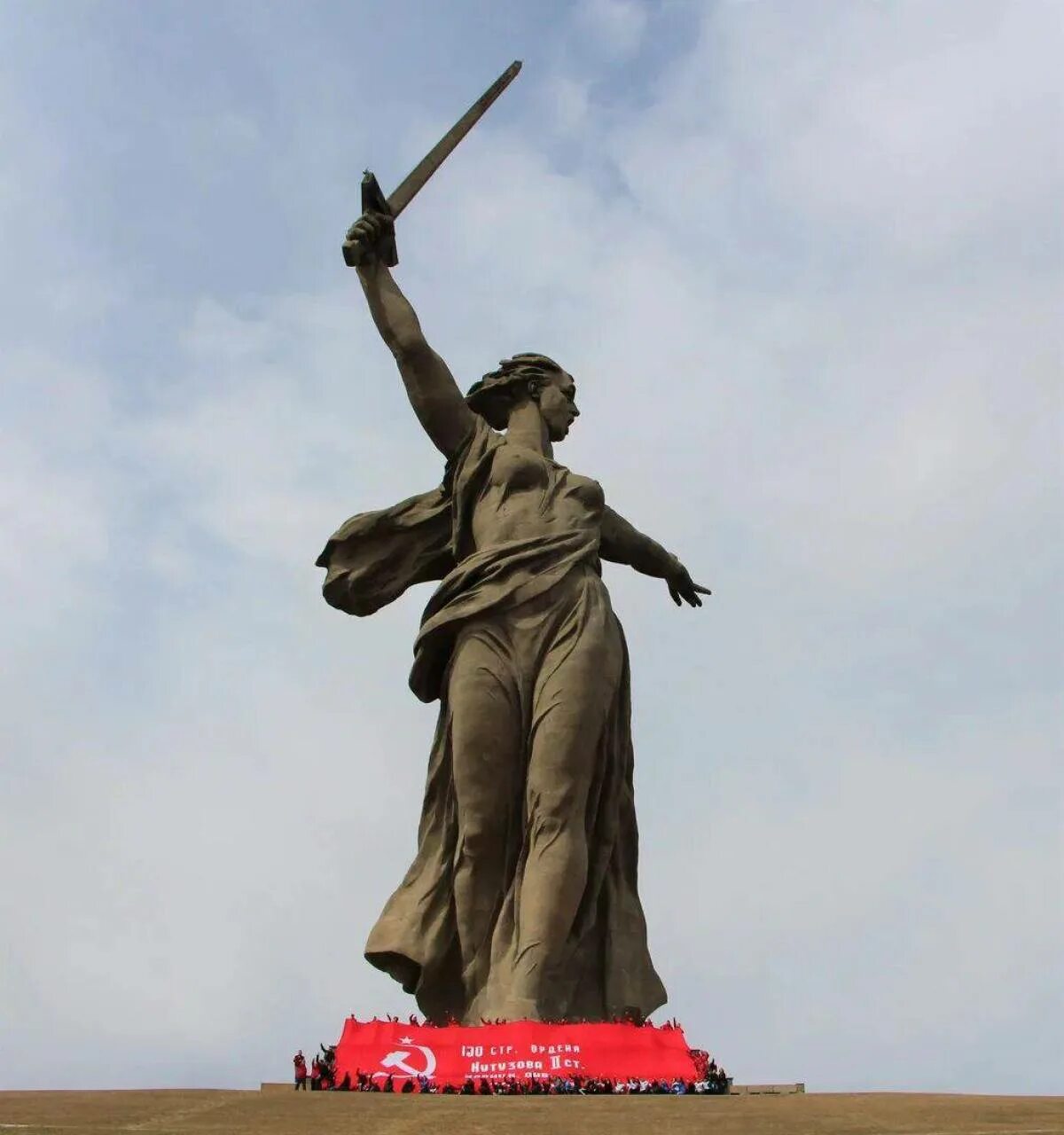 Историко-мемориальный комплекс «мамаев курган». Мамаев курган памятники сталинградской битвы в волгограде. Мемориал героям сталинградской битвы. Битва на мамаевом кургане 1942 сталинград. Сталинградская битва мамаев курган бои.