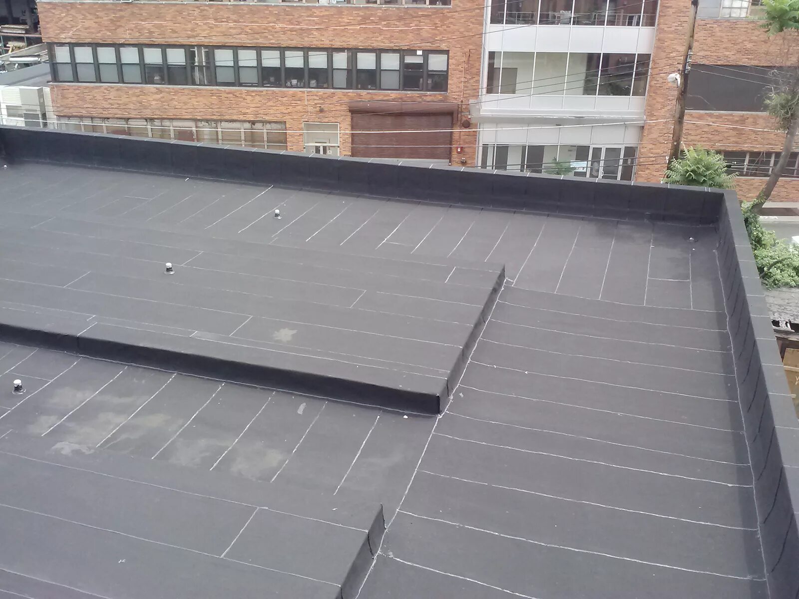 Flat roofing. Фальцевая кровля парапет. ТЕХНОНИКОЛЬ эксплуатируемая кровля из профнастила. Рулонная кровля Гарден Руф. Плоская кровля.