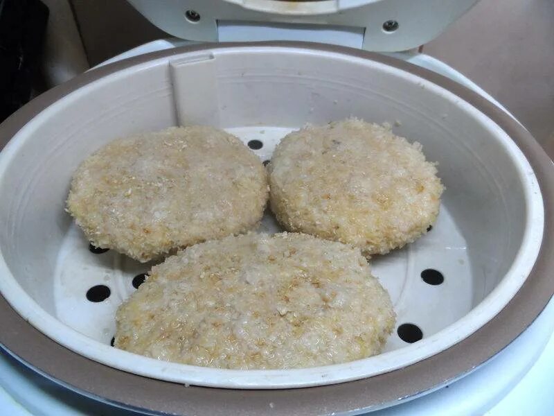 Котлеты в пароварке сколько. Котлеты на пару в мультиварке. паровые куриные котлеты. куриные котлеты на пару диетические. куриные биточки на пару.