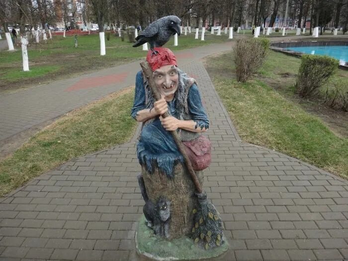 Баба яга йошкар-ола. Баба яга у театра кукол челябинск. Памятник бабе яге в челябинске. Парк баба яга теплый стан. Памятник бабе яге в челябинске.