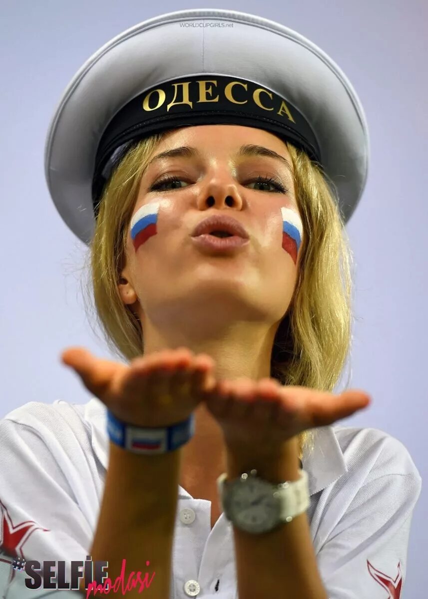 Девушка с российским флагом. Видео в одессе женщина с российским флагом. Российский флаг в одессе. Видео в одессе женщина с российским флагом. Девушка с российским флагом.
