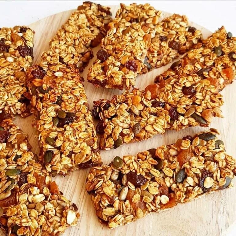 Батончики из хлопьев и сухофруктов. Батончики мюсли muesli. батончик мюсли гранола. батончик из сухофруктов. батончики с орехами и сухофруктами.