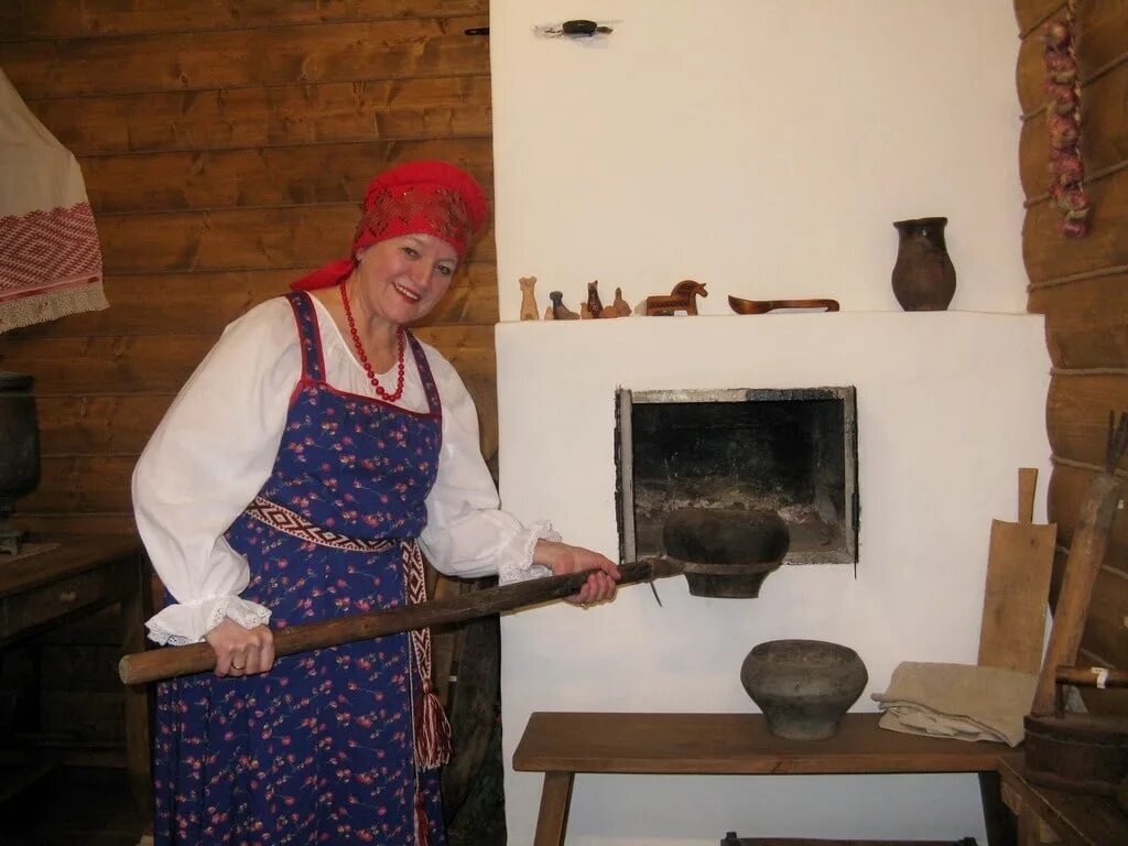 Хозяйка избы. Хозяйка в избе. хозяйка русской избы. русская печь с ухватом. хозяйка у печки.
