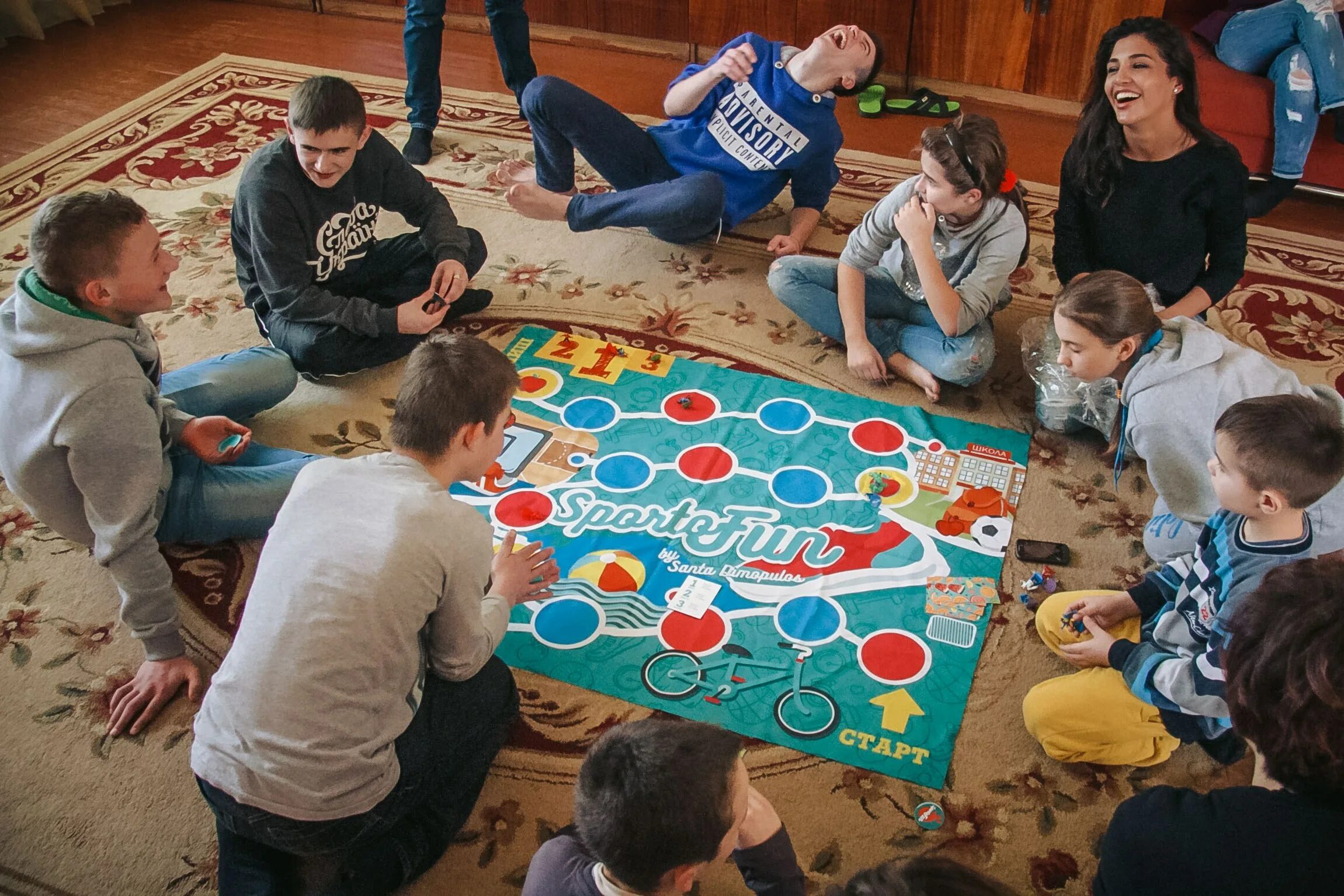 Игры в семью в школе. Настольная игра «о семье». детские коллективные игры. дети играющие в настольные игры. настольные игры для молодежи.