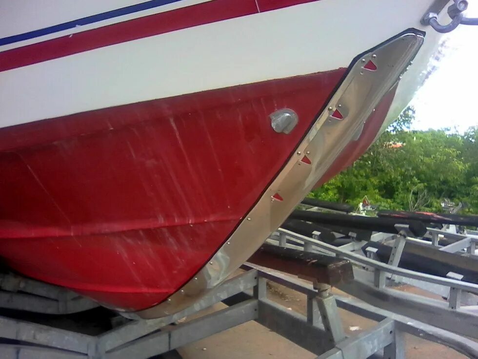 Кайман 400 защита киля. Кильгард для стеклопластиковой лодки. Защита киля для стеклопластиковых катеров. Защита киля для стеклопластиковых лодок. Купить килевая лодку