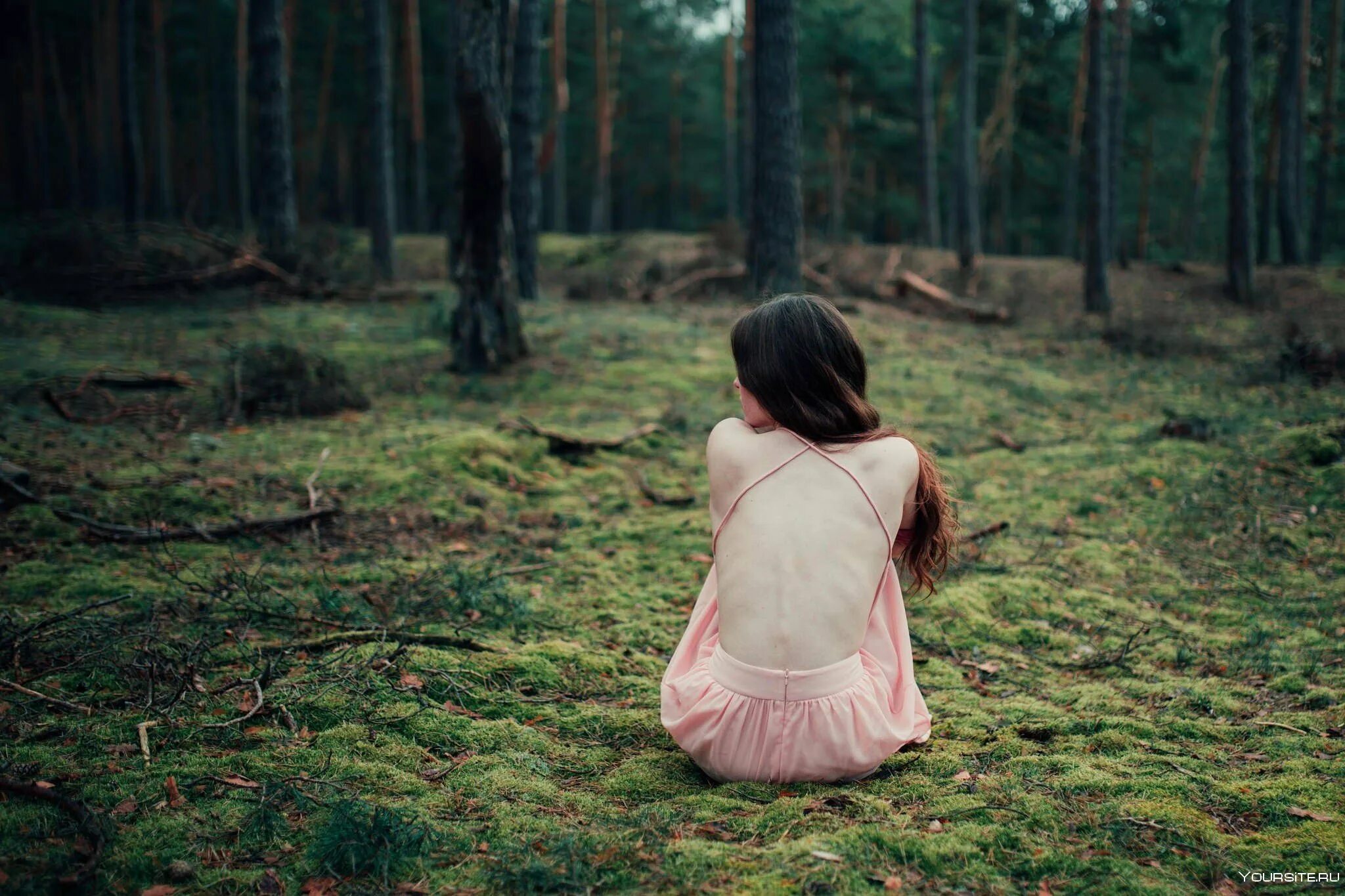 Удивление в лесу. Фотосессия в лесу. Женщина в лесу. Девочка в лесу. Девочка со спины.