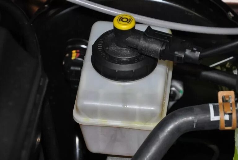 Renault duster тормозная жидкость. бачок тормозная жидкость рено дастер 2017. какие жидкости заливаются в рено дастер. охлаждающая жидкость на дастер 1. Renault duster 2012 бачок тормозной жидкости.