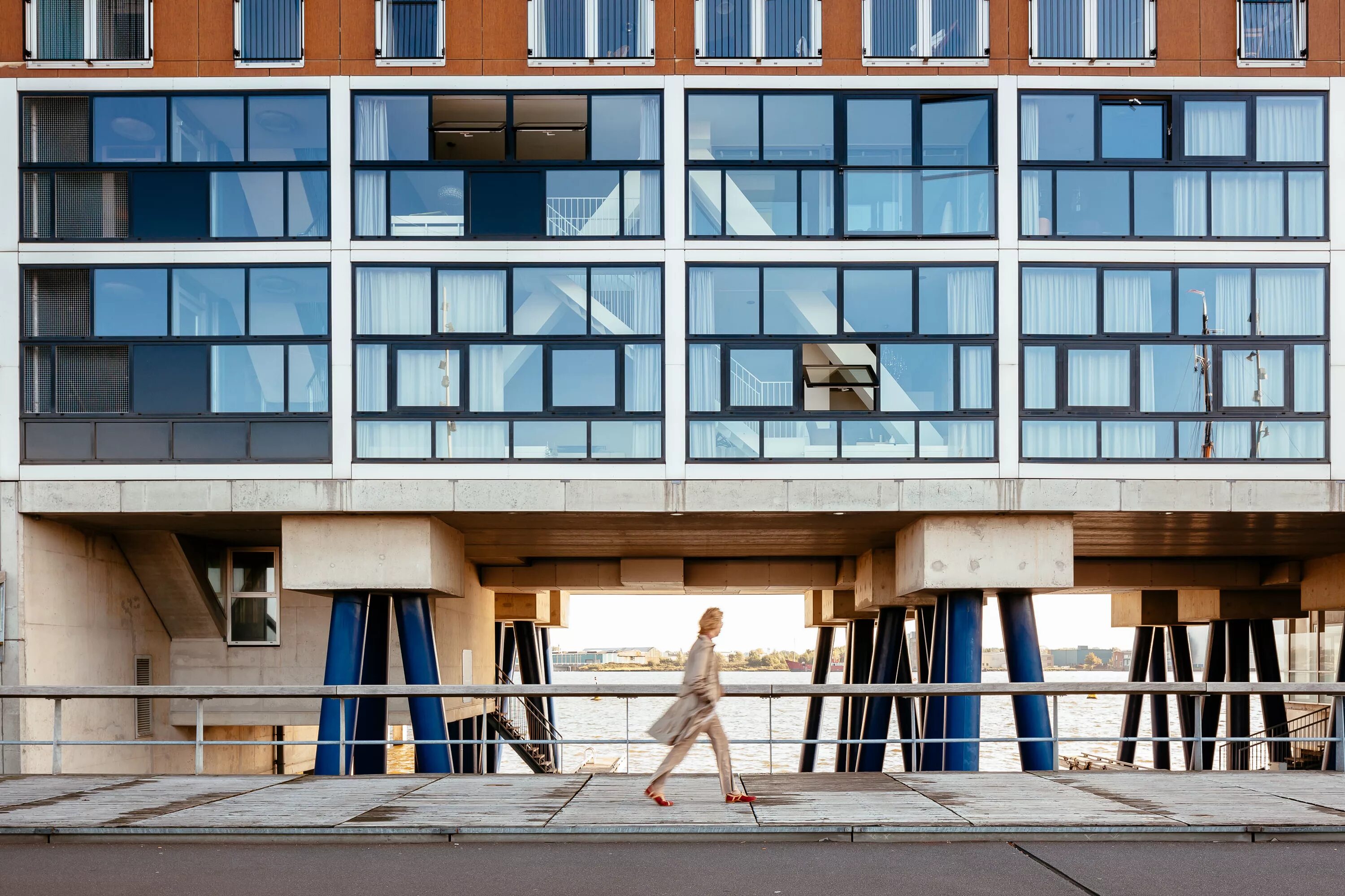 Разделить здание. Архитектура фасады архдейли школы. Разделить здание. Современная архитектура небоскребы. Антресольный этаж мезонин.