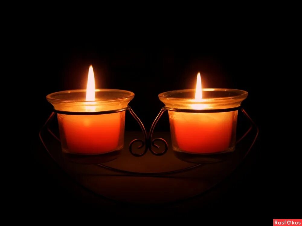 свеча любовь. свеча горела. две зажженные свечи. горящие свечи. церковные свечи.
