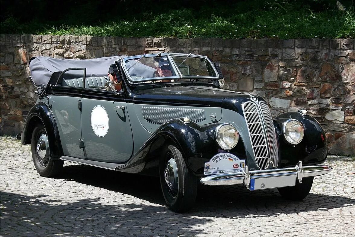 Первые немецкие автомобили. BMW 335 1939. BMW 335 1939 года. БМВ кабриолет 1939 года. Ретро БМВ 335.