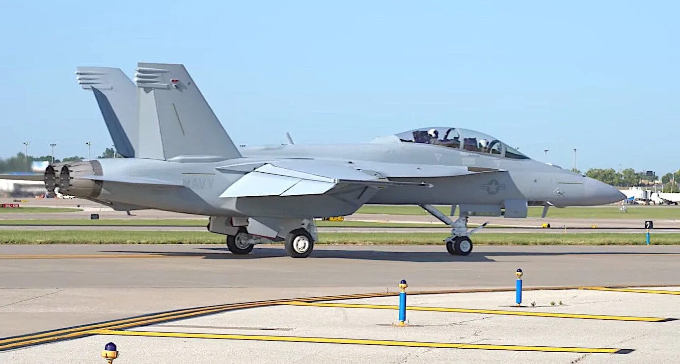 Супер 18 года. Boeing f/a-18e/f super Hornet. F/A-18 Block III super Hornet. Fa 18e super Hornet. Boeing f/a-18 super Hornet.