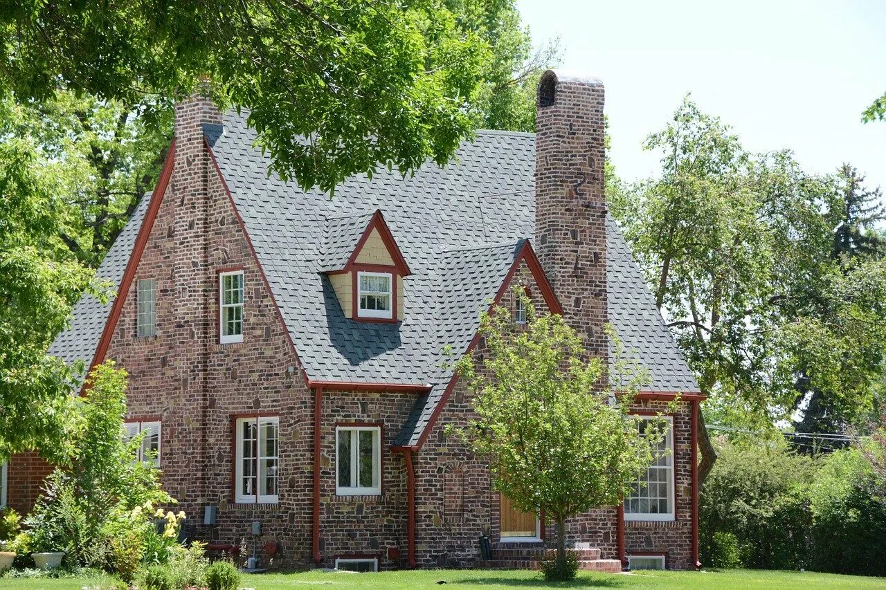 "Speckled Brick House Эстония". Браун Хаус дом кирпичный. Маленький кирпичный домик. Маленький домик из кирпича.