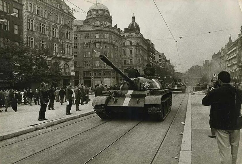 Введение в чехословакию. Советские танки в Праге 1968. Советские войска в Праге Чехословакия 1968. Прага август 1968.