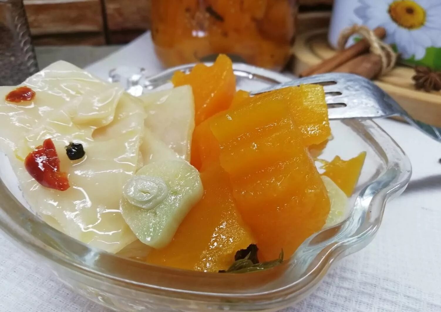 Маринованная тыква на зиму рецепты. Маринованная тыква. тыква в маринаде. кисло-сладкая тыква. маринованный салат из тыквы.