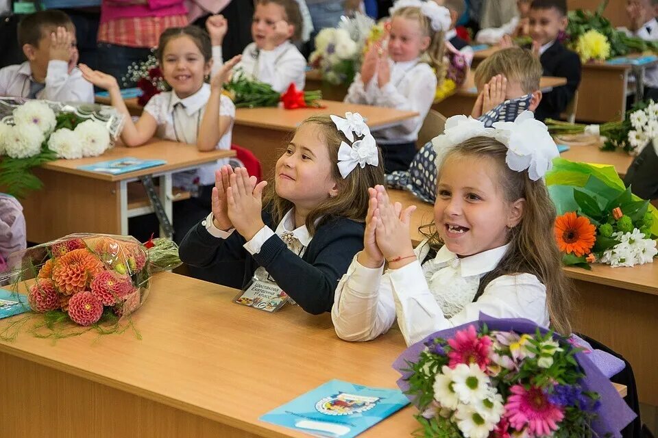 Дети в школу челябинск. Первоклассники. Школа первоклассника. Первоклашки в школе. Первоклассник за партой.