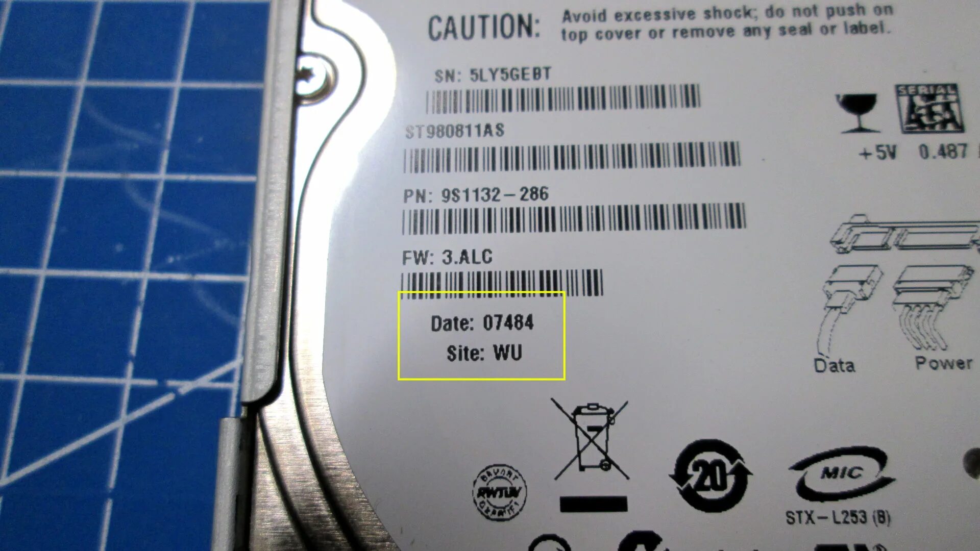 Как узнать какого года выпуска телефон. Этикетки на жесткий диск seagate. seagate дата производства. дата выпуска жесткого диска. посмотреть дату изготовления hdd.
