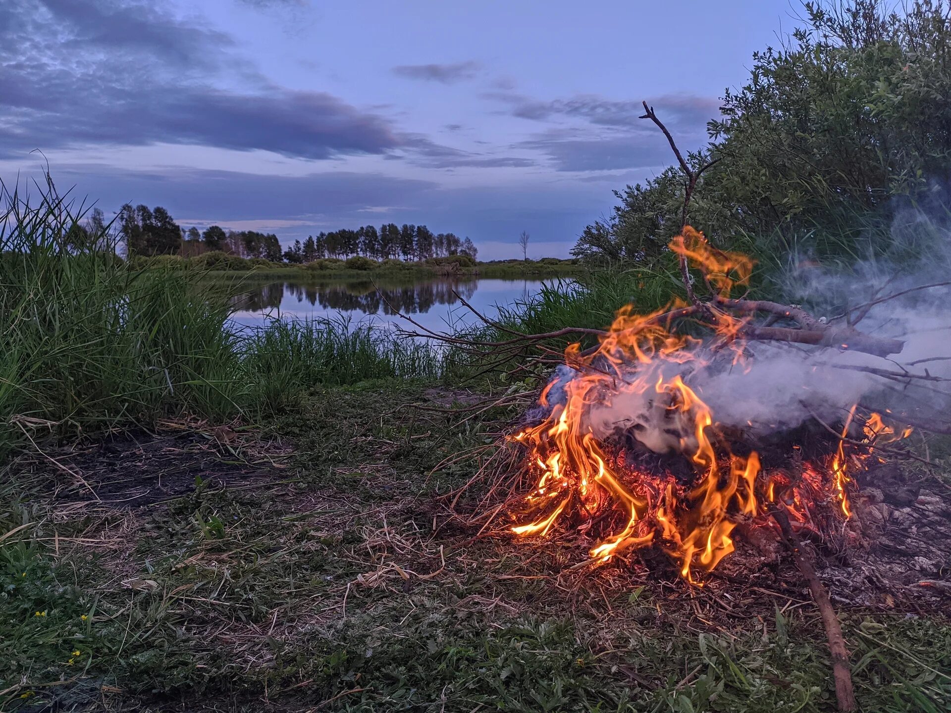 Отражались костры. Костер у реки. Костер на берегу реки. Костер на природе. Костер на берегу озера.