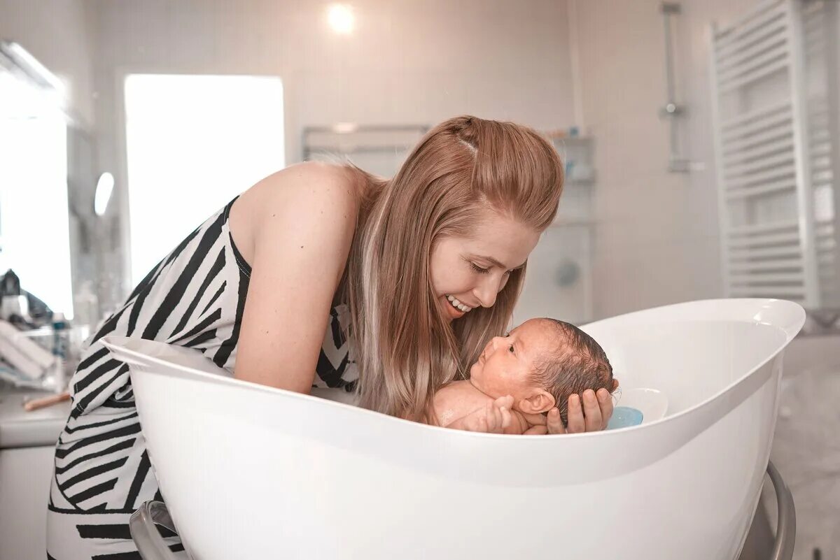 Мама мыла сына и ее. Мама и малыш в ванной. Мать и ребенок в ванной. Мама с малышом в ванне. Мама купает ребенка в ванне.