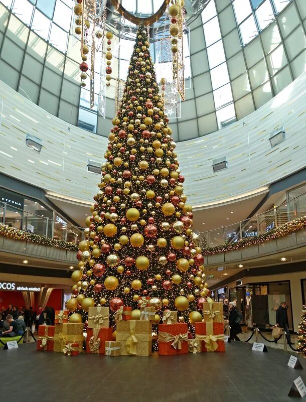 новогодний декор торговых центров. елка татышев красноярск 2022. центр елочка. красивая елка. новогодний торговый центр.