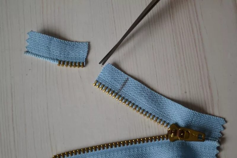 Как снять молнию. Вставка бегунка на молнию куртки. Чиним молнию на куртке. Ремонтный бегунок для молнии. Бегунок для молнии на куртку.