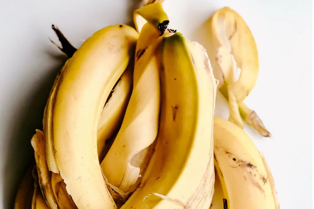 Ел кожуру бананов. Кожура банана. Банановая корка. Банановая кожура фото. Шкурка от банана.