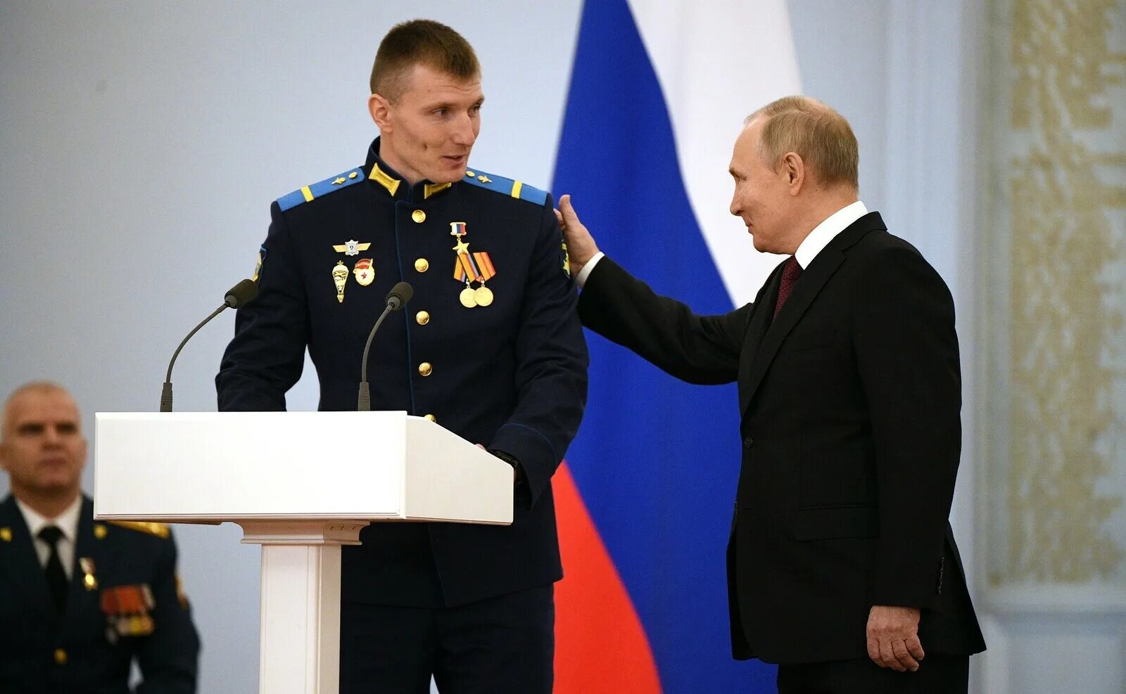 Награждение военных в кремле. Вручил звезду героя. Вручение наград в кремле. Награждение в кремле. Герои россии награждают серика султангабиева.