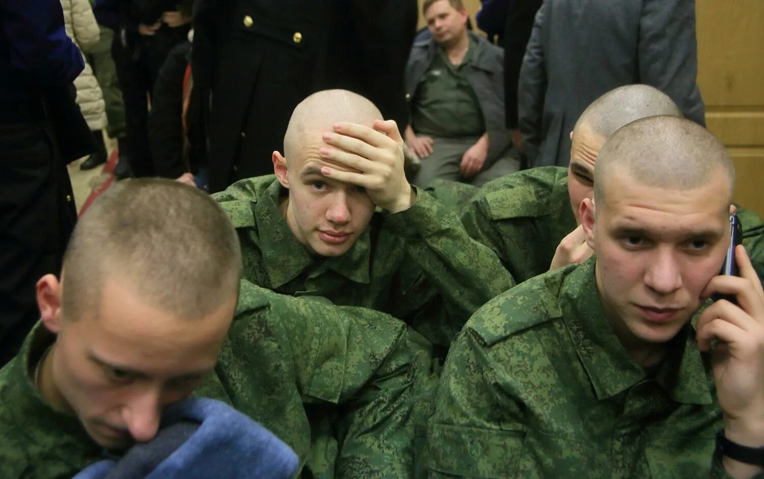 Стрижка в армии. Стрижка налысо в армии. Прическа призывника. Лысый в армии. Продлили ли армию