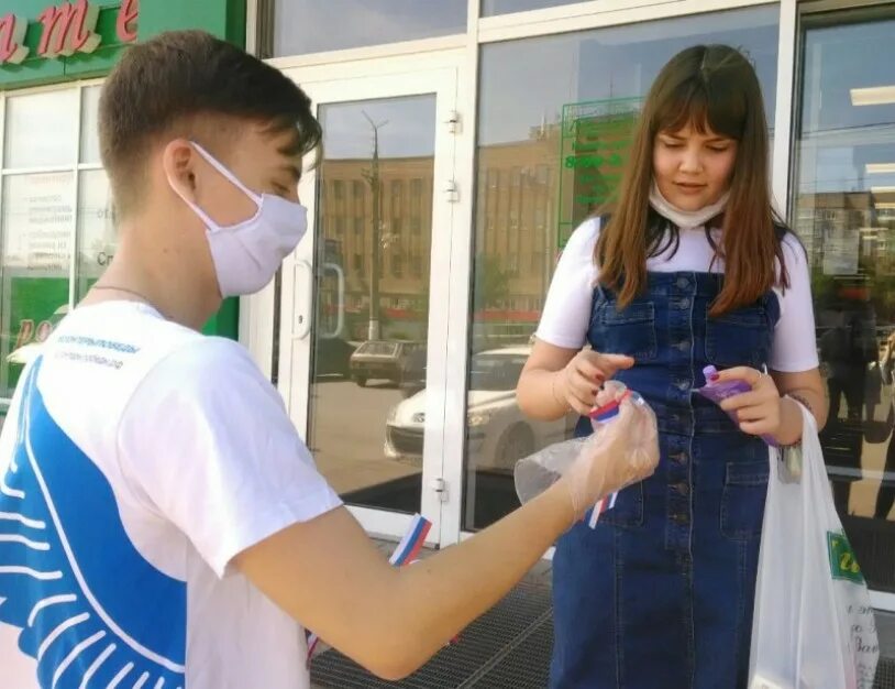 Добровольцы будущего. Парень волонтер. волонтерство в самаре. волонтеры будущего картинка. волонтер раздача флаеров.