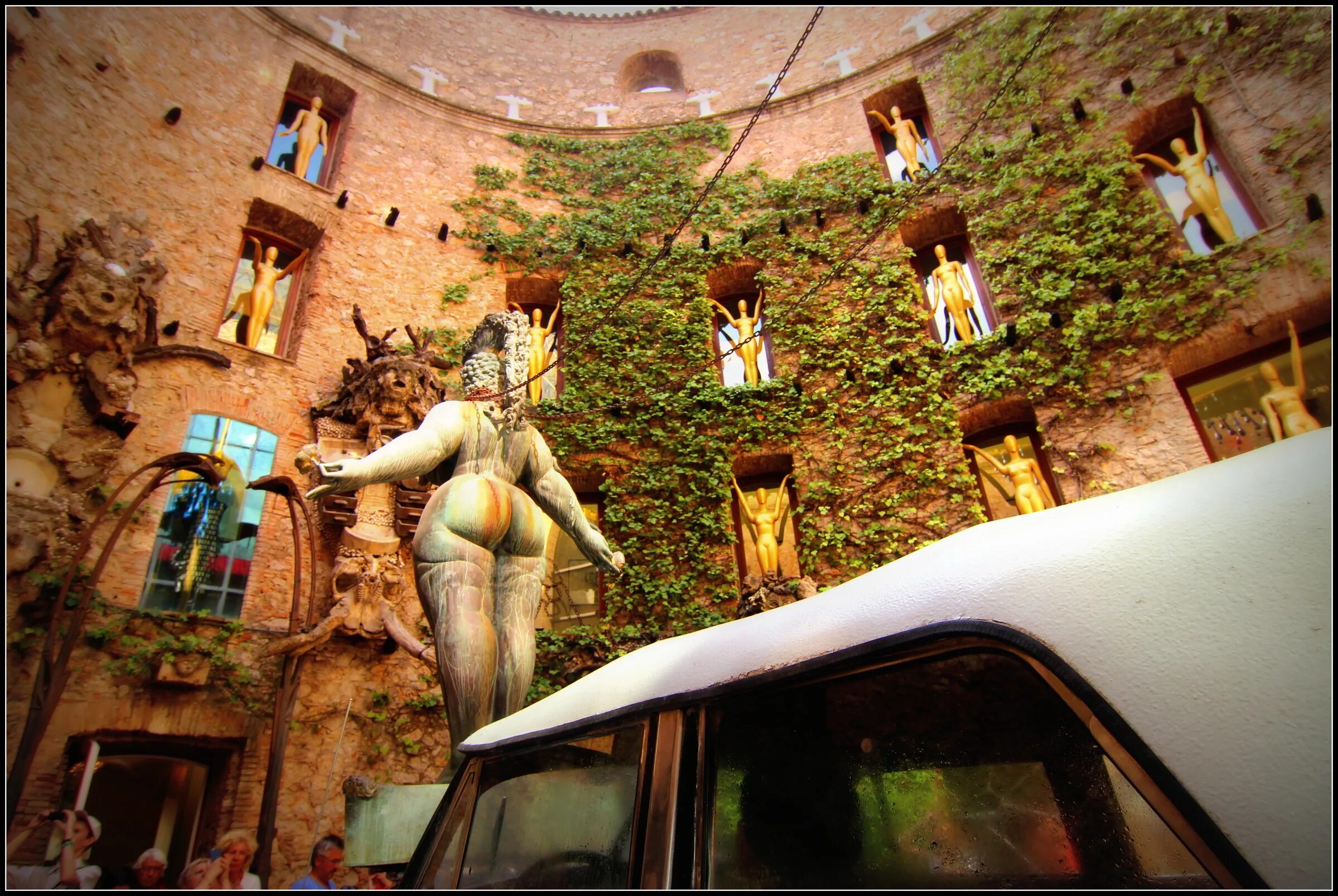 Девки дома дали. Музей сальвадора дали в испании. Дали сальвадор картины гала. Девки дома дали. Спальня сальвадора дали в фигерасе.