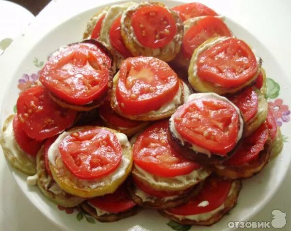 Жареные кабачки с чесноком и помидорами. Кабачки с помидорами на сковороде. Кабачки жареные с помидорами и чесноком. Кабачки с помидорами и чесноком. Жареные кабачки с помидорами.