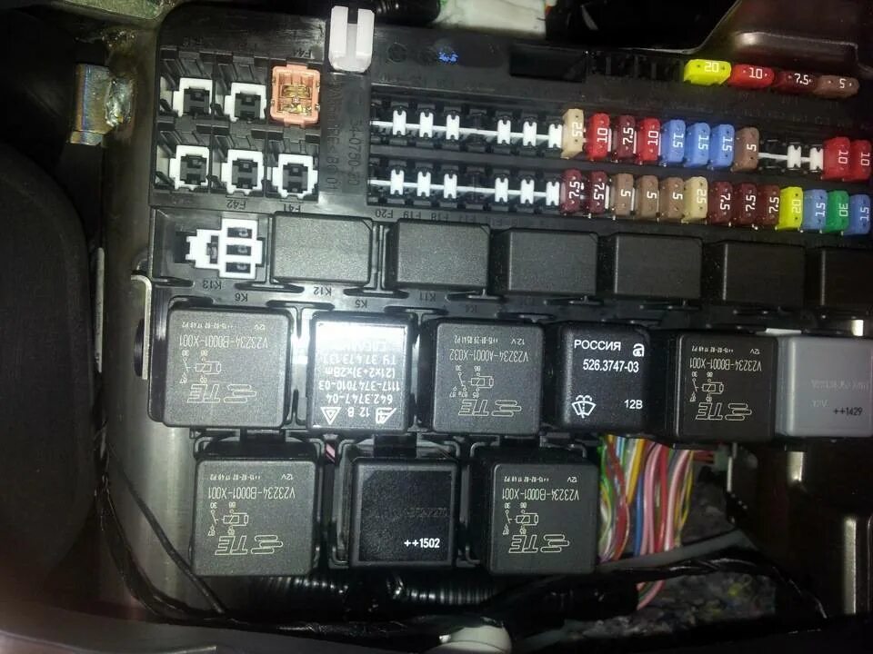 Блок предохранителей лада калина 1 универсал. Предохранители и реле на дворники ваз 2114. Предохранитель на дворники ваз 2114. Реле поворотов лада приора 2. Реле дворников приора 2.