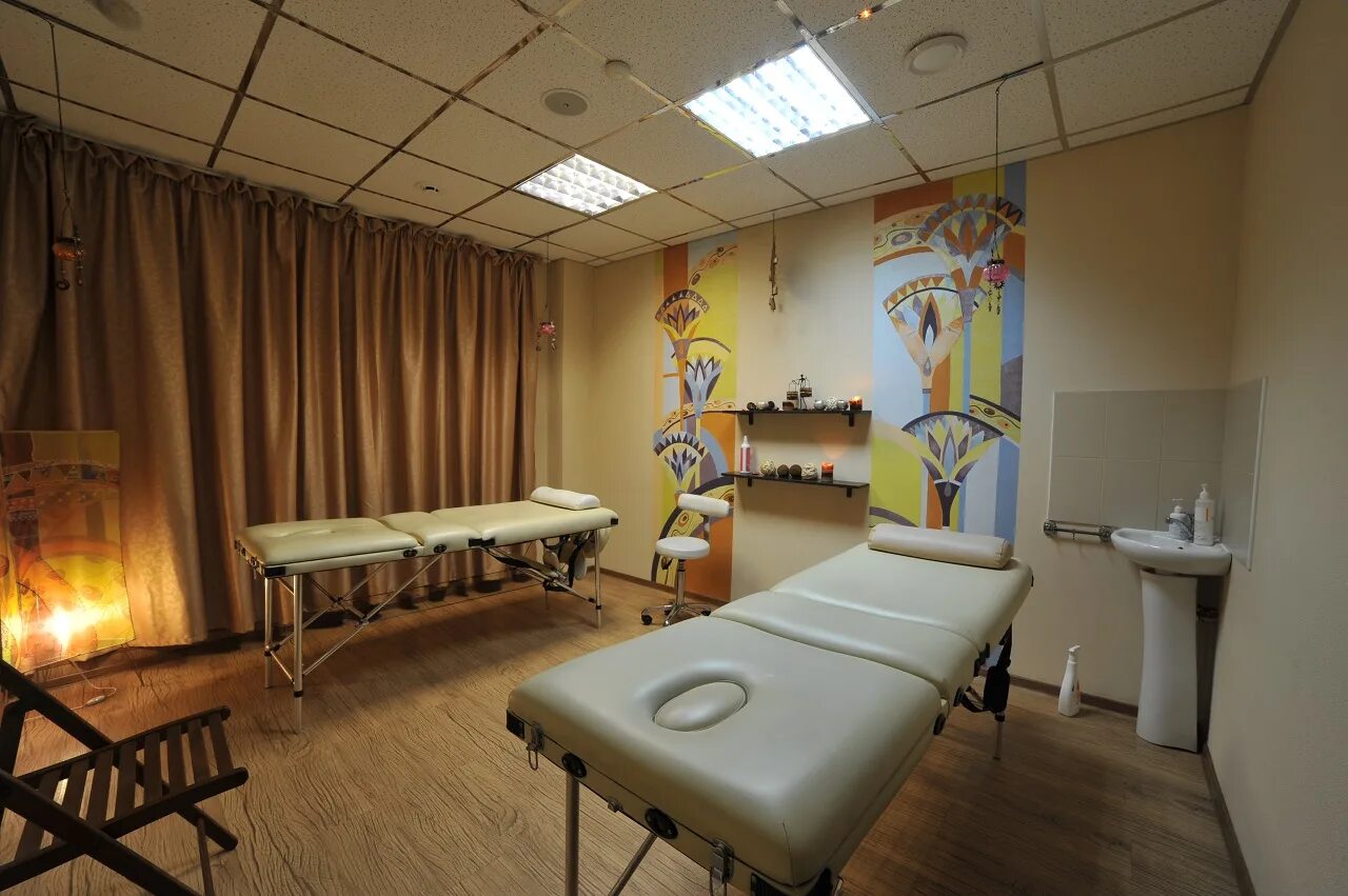 оборудование для массажного кабинета. аппаратура для массажного кабинета. Courtyard by marriott tbilisi 4*. оборудование для массажного кабинета. помещение для массажа.