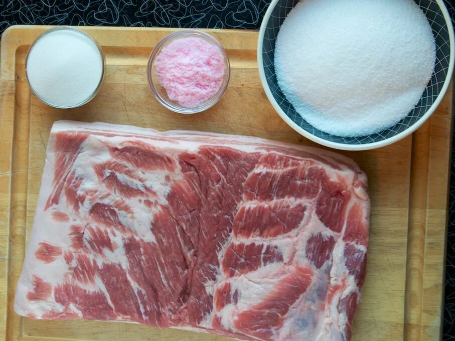 Засолка мяса нитритной солью. Шприцевание мяса нитритной солью. нитритной соли. шприцевание мяса для копчения нитритной солью.